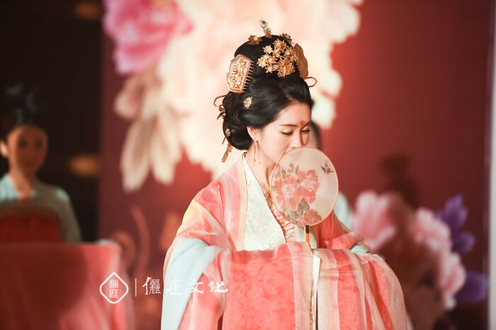 『俪庭婚礼』唐代女子结婚常用纨扇和折扇两种,故洞房定情,古语美称为