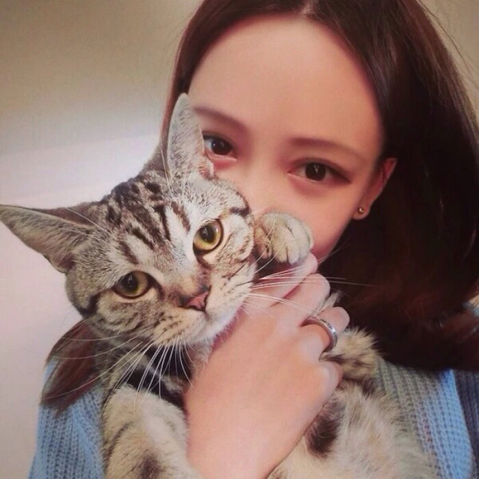伤感女生头像 个性头像 文艺头像 伤感 唯美 清新 黑白 抱动物 .