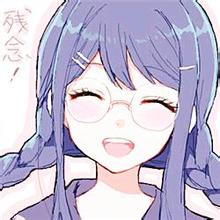 紫发女孩,她笑的很开心