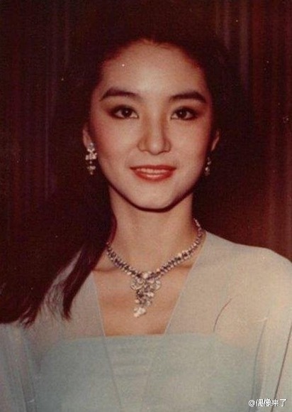 林青霞年轻的时候真的很美很美!那个时候的妆容也蛮有特点的.