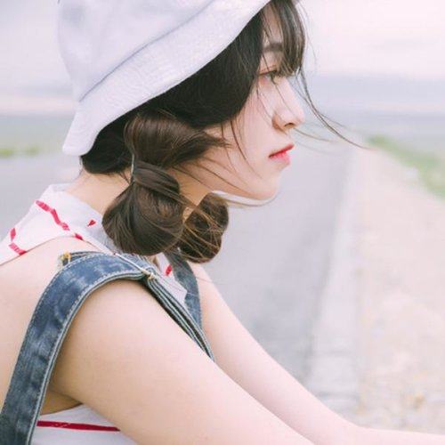 过了很久我终于愿抬头看,你就在对岸走的好慢女生头像by.莫名喜感