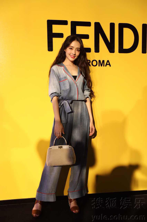 郭碧婷——fendi渐变色牛仔宽腿连体裤,搭配棕色高跟凉鞋和毛绒手袋