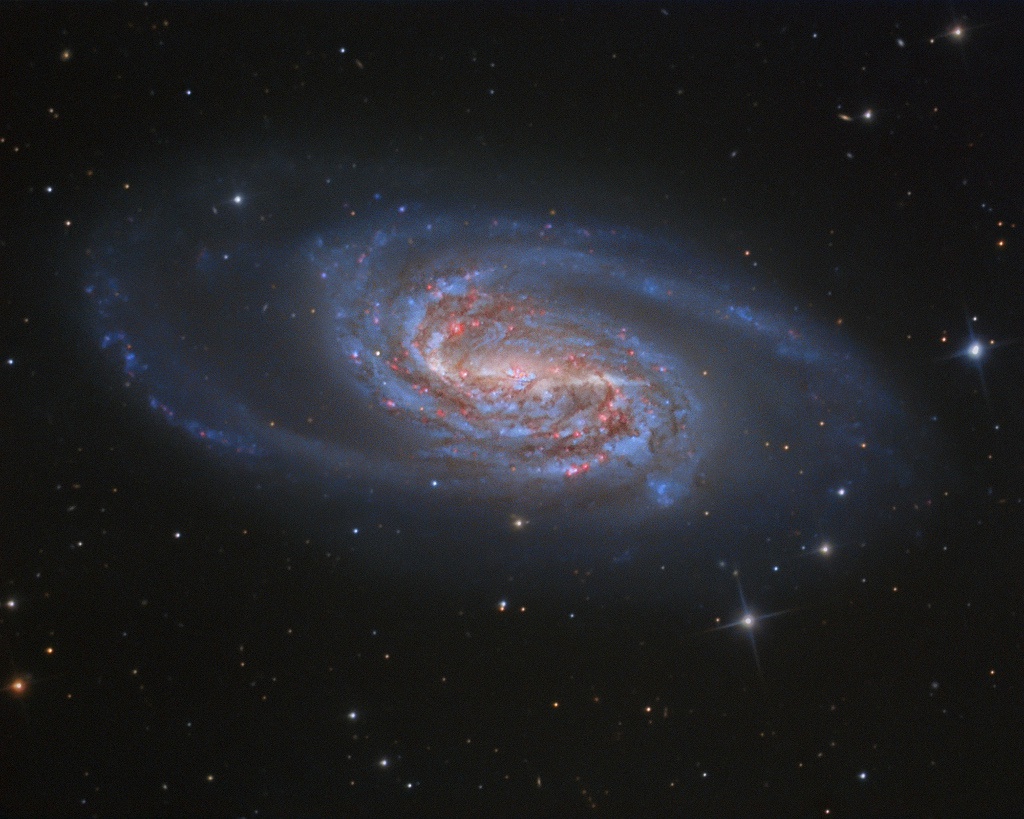 棒旋星系ngc 2903,位于狮子座方向,距离我们约2000万光年.