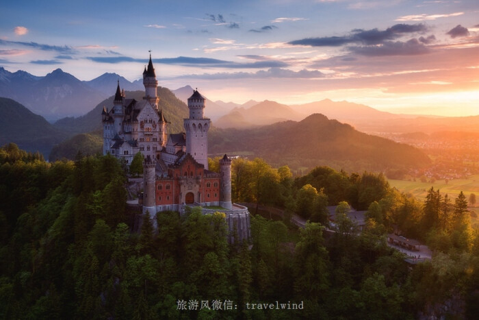 新天鹅堡位于德国南部巴伐利亚州西南边的富…