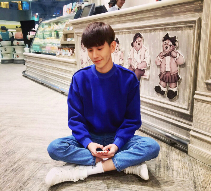 热男头##帅哥##挡啥呀##韩范##全身##脸不见了##背影##侧影##萌宠