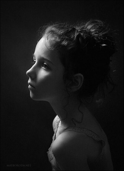 来自美国女摄影师alina mayboroda的一组黑白儿童肖像照片