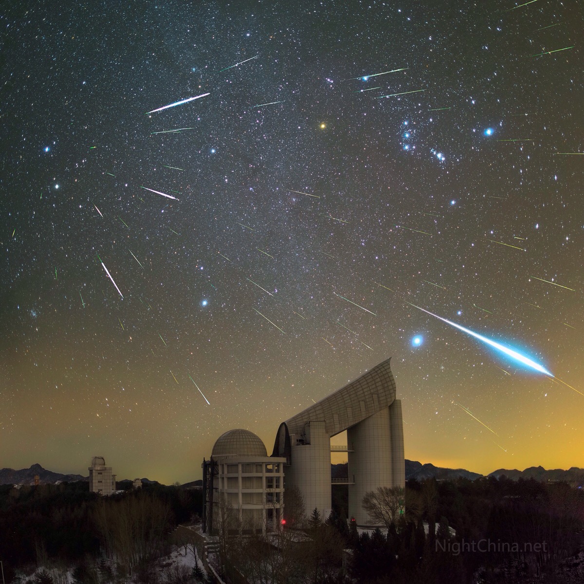 每日一天文图,兴隆观测站上空的双子座流星,下图记录了50多颗流星划过