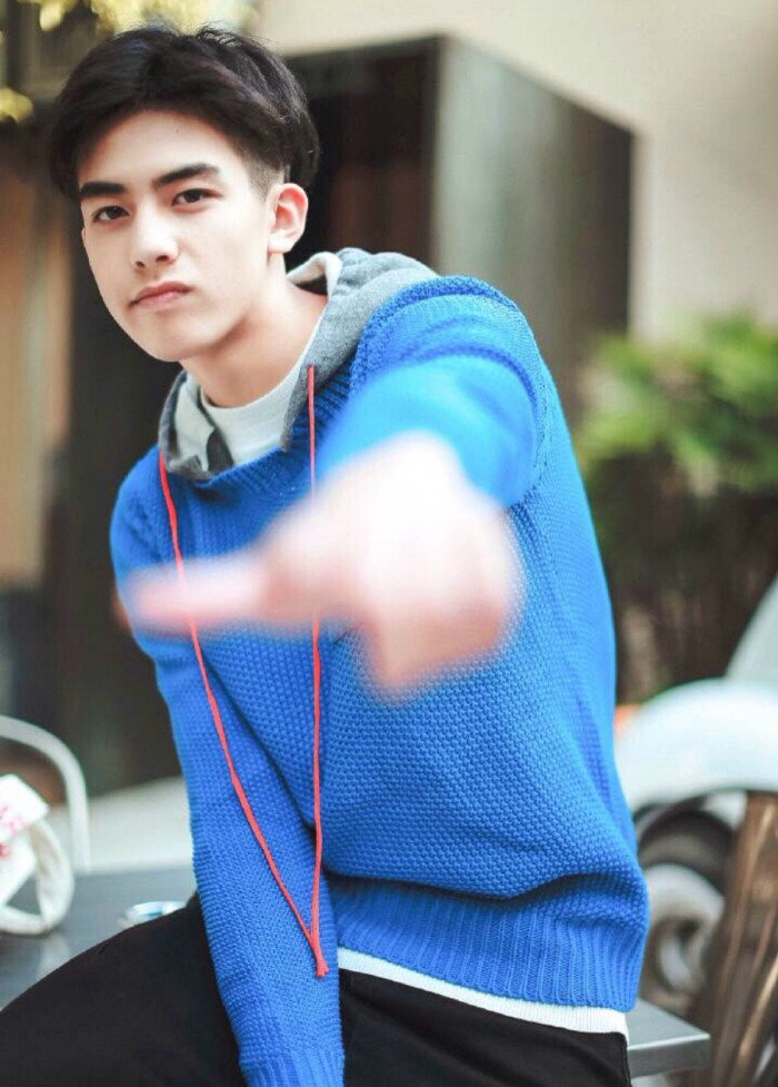 【宋威龙高清壁纸大图】帅哥 明星 小鲜肉 封面 画报 服饰 街拍 模特