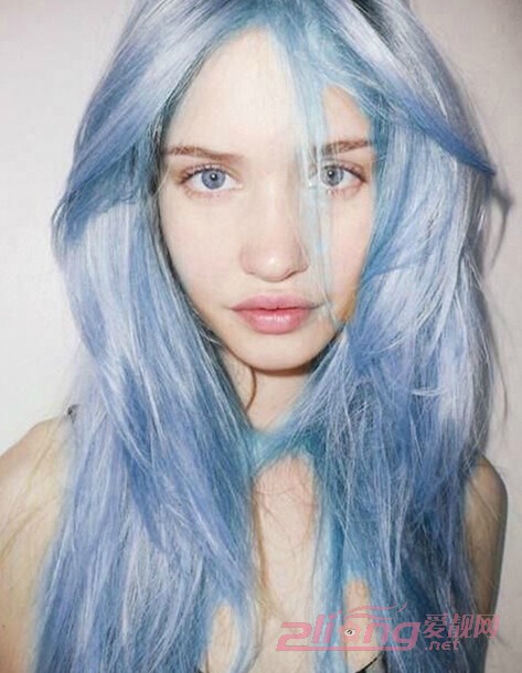 【静谧蓝染发】静谧蓝的染发发型,也是2016年最新的流行颜色了,搭配