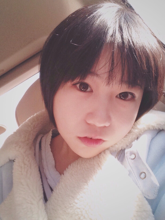 圆脸短发 女生头像