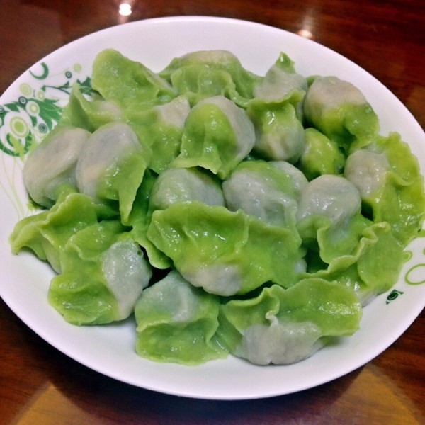 【白菜饺子】做法1.菠菜水和的面擀成片,清水和的面搓成条.2.