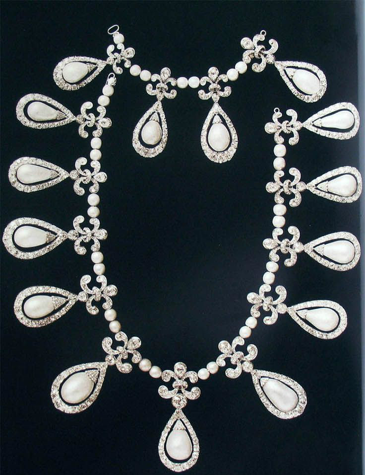 珍珠和钻石项链,耳环,15颗滴形珍珠包围的钻石,在黄金和银,第十九世纪