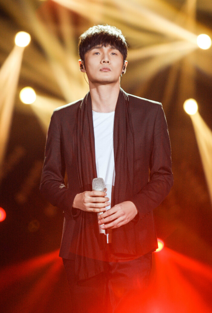 李荣浩,1985年7月11日出生于安徽省蚌埠,中国流行男歌手,音乐制作人