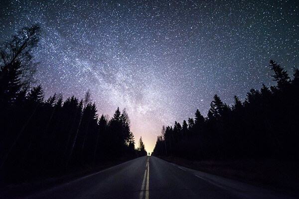 芬兰摄影师mikko lagerstedt拍摄了一组夜空的作品,向我们展示家乡