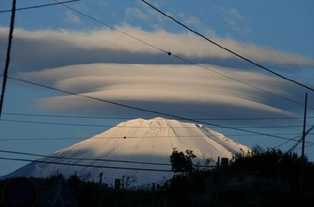 日本富士山一种叫"笠云"的自然现象
