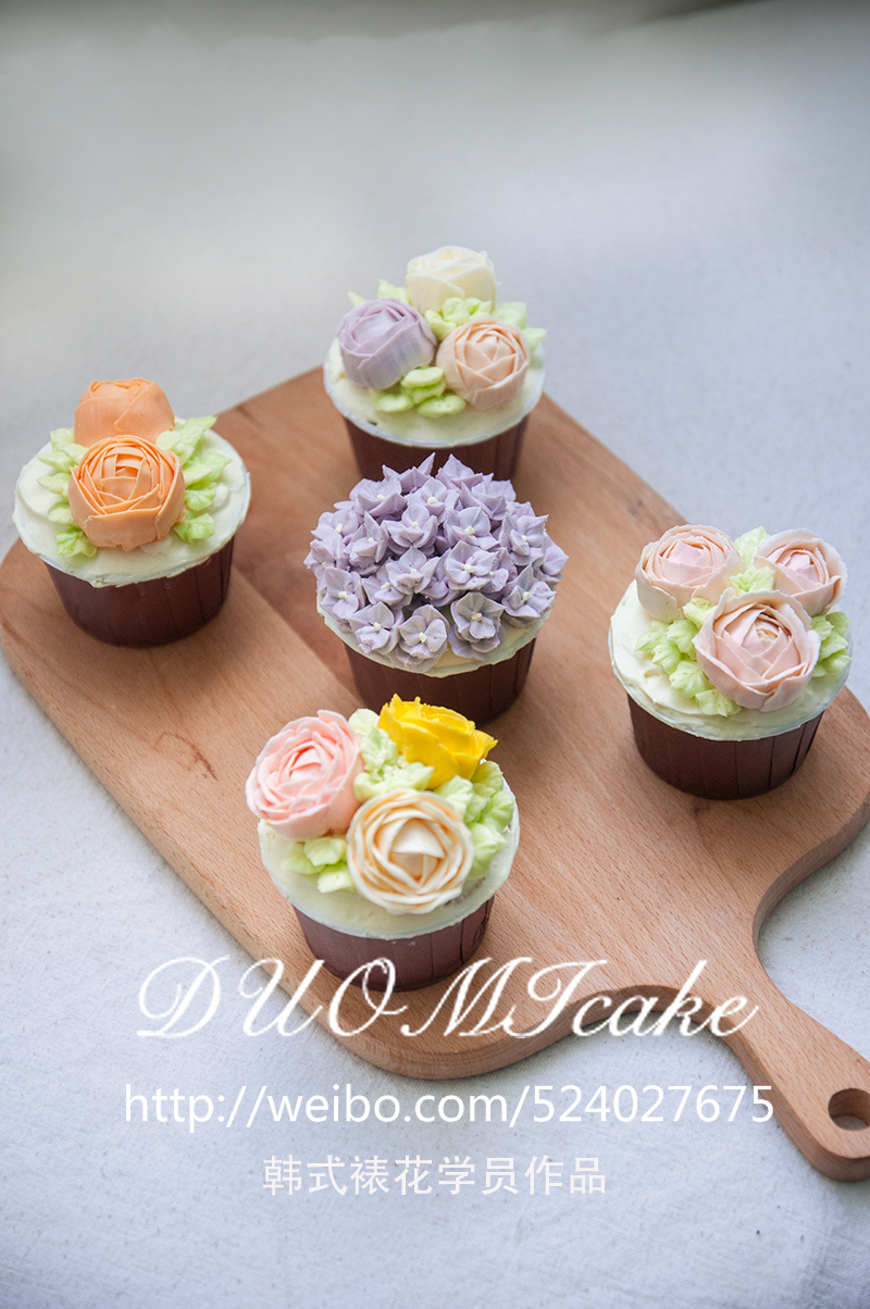 韩式裱花之学员作品,豆沙裱花cupcake,色彩搭配美美的,棒棒哒[鼓掌]