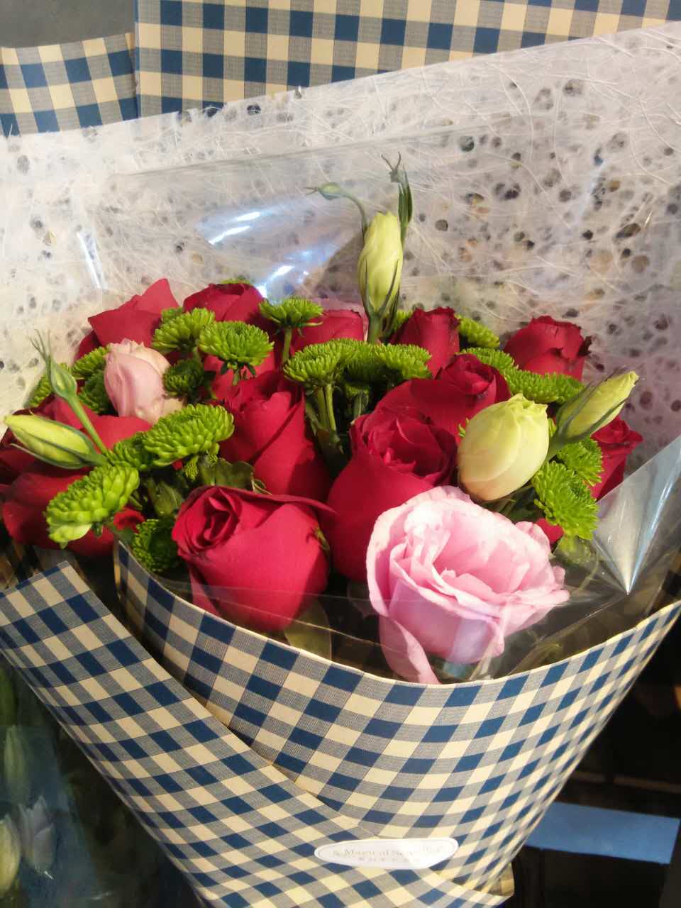 11支红玫瑰 雏菊花束,代表一心一意的爱.
