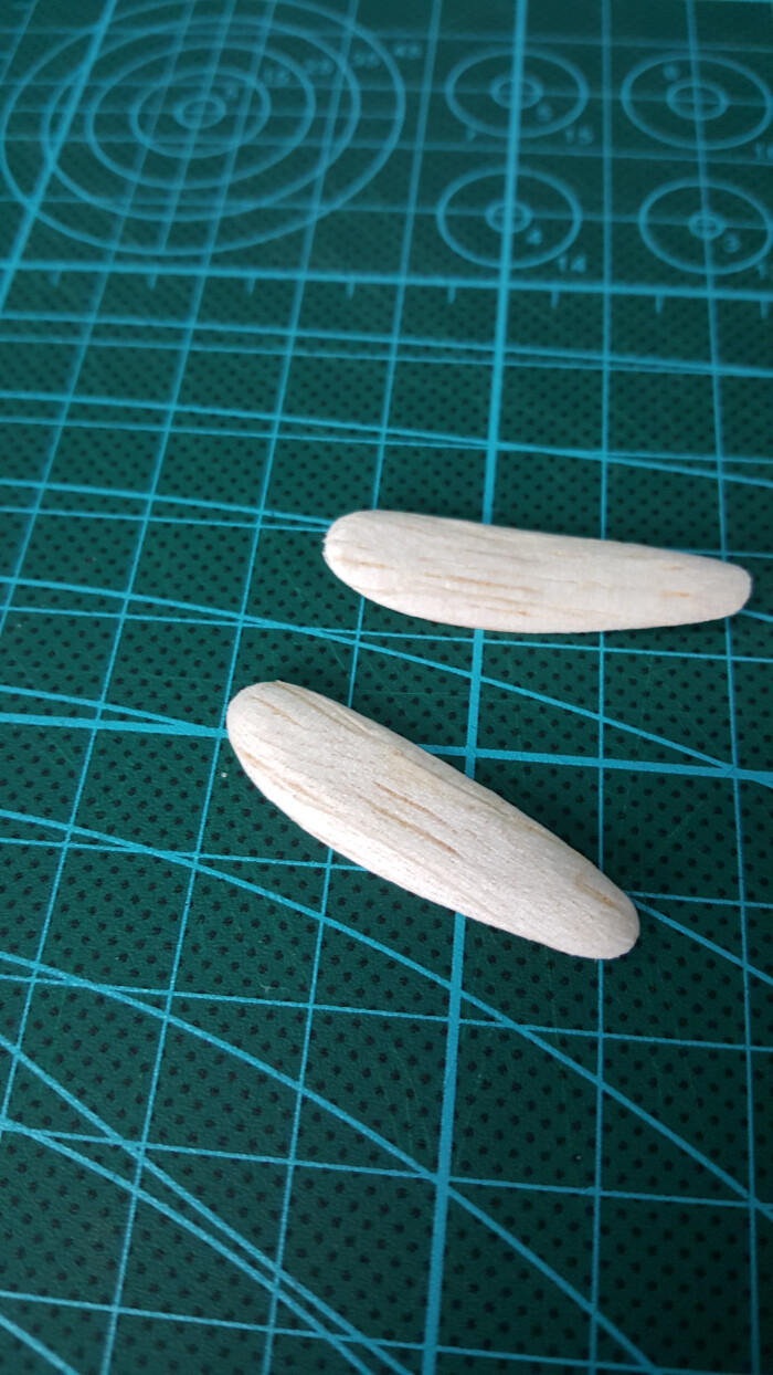 用轻木片削出胳膊的形状,砂纸打磨光滑。(伊娃