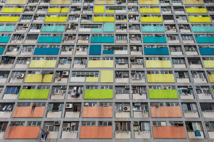 澳大利亚摄影师 peter stewart 主要围绕香港公屋生活环境拍摄了一