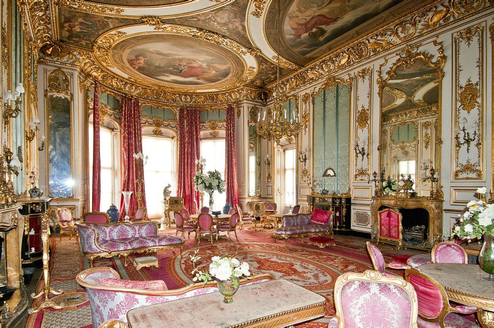 其内饰在18世纪被翻修成法式洛可可风格，其中具有代表性的房间
