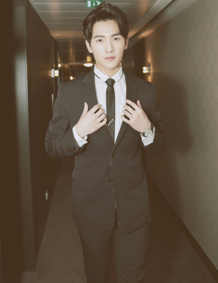 杨洋 高清 穿西装的男人最帅-堆糖,美好生活研