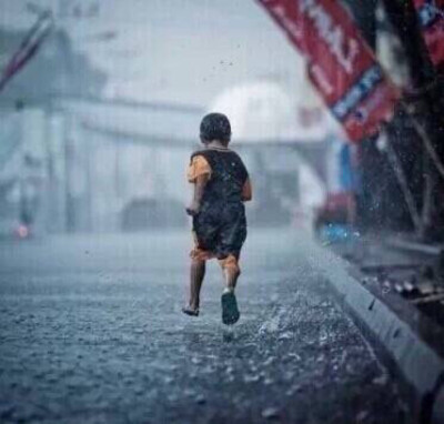 没有伞的孩子,必须努力奔跑.