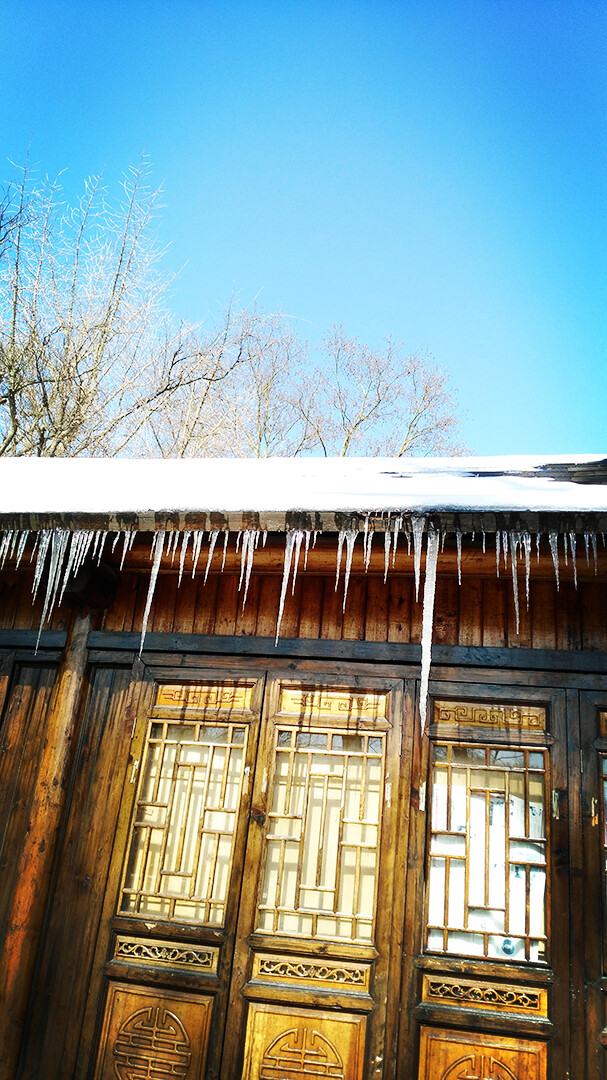 雪后 屋檐边上的冰凌