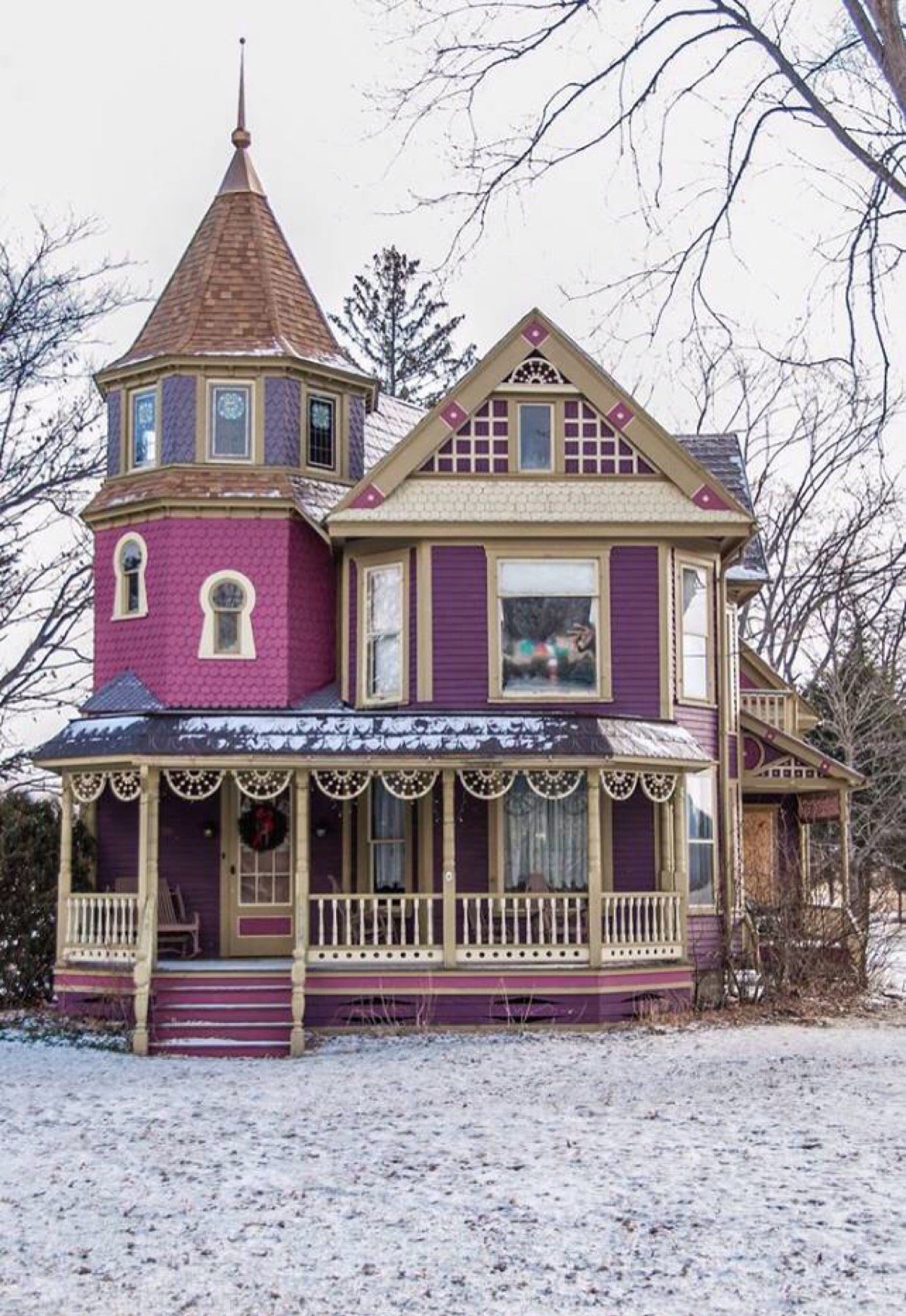 下雪天的维多利亚时代的房子.