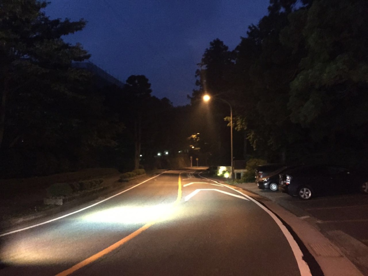 夜晚山间公路十分幽静,耳边有泉鸣