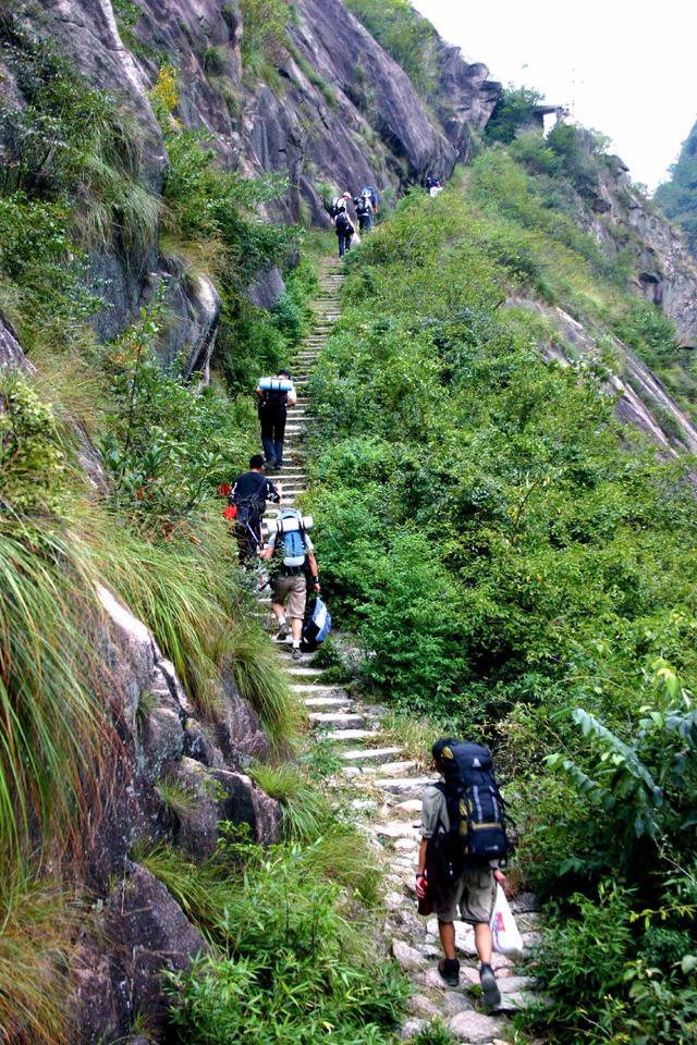 位于清凉峰国家级自然保护区北侧,北靠黄山,南依天目山,西起安徽省