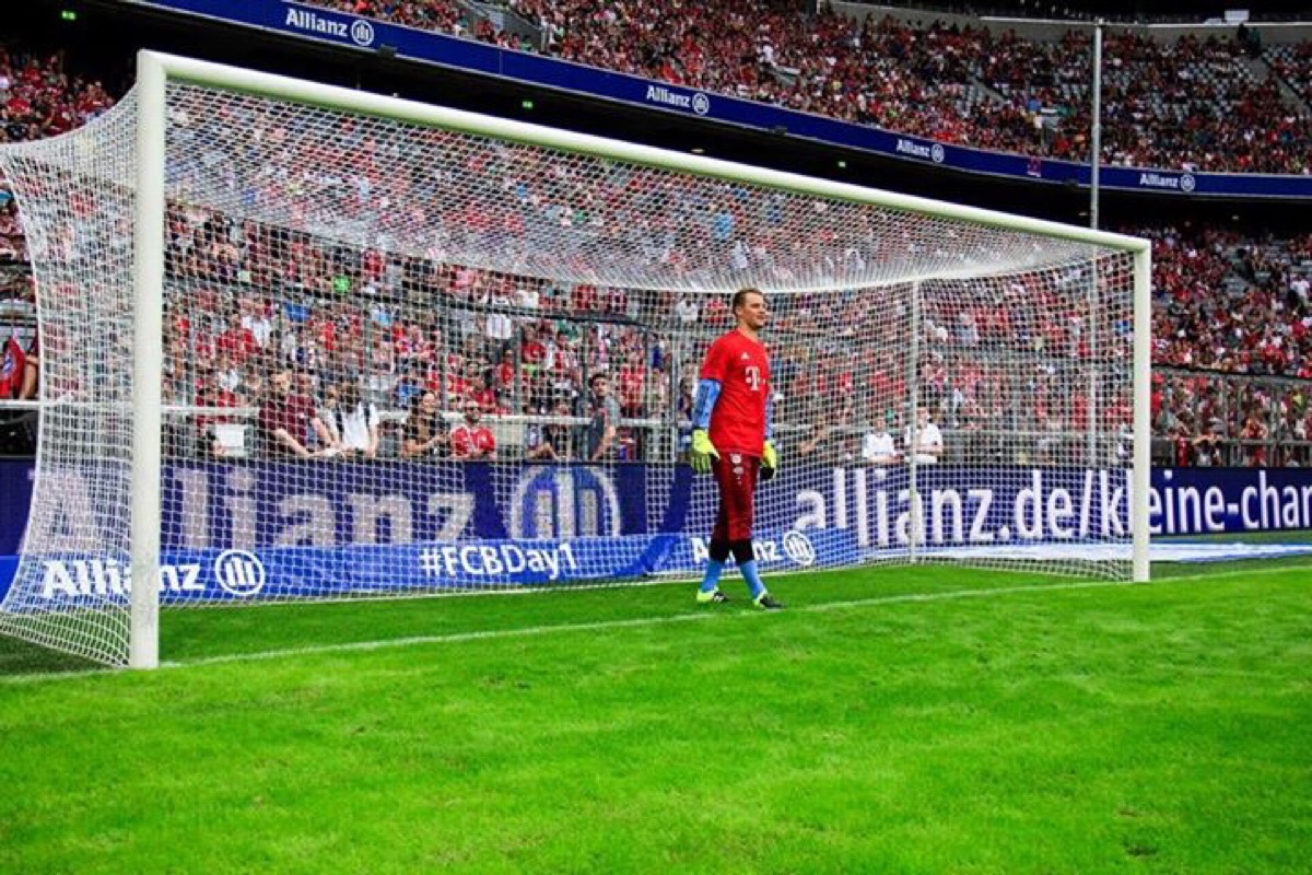 2000万欧元的身价从沙克尔04转会到拜仁慕尼黑足球俱乐部.
