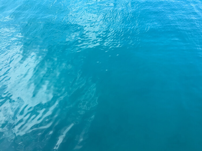 蓝蓝的海水.