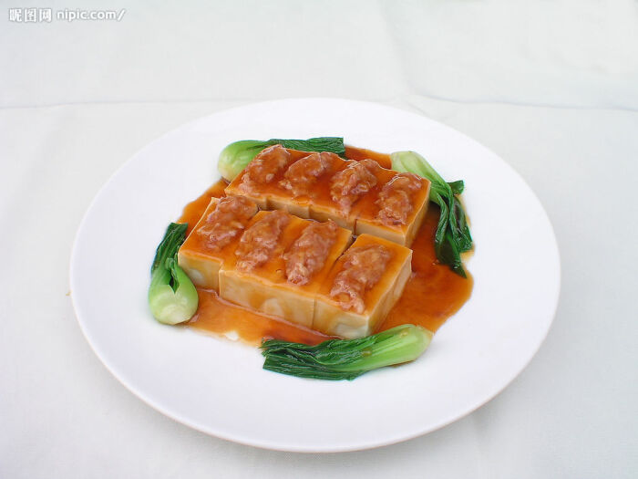一品豆腐是一道经典的汉族名菜,属于孔府菜.