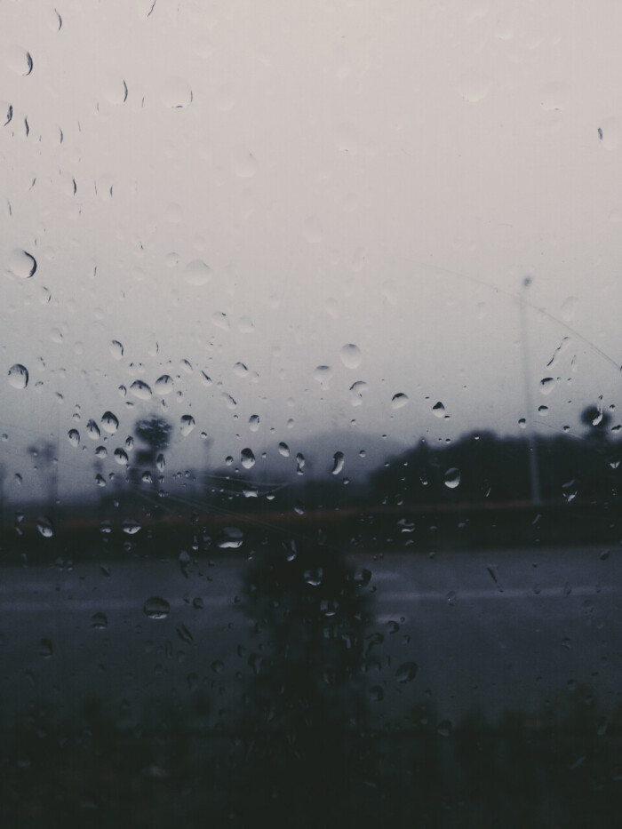 窗外的雨天