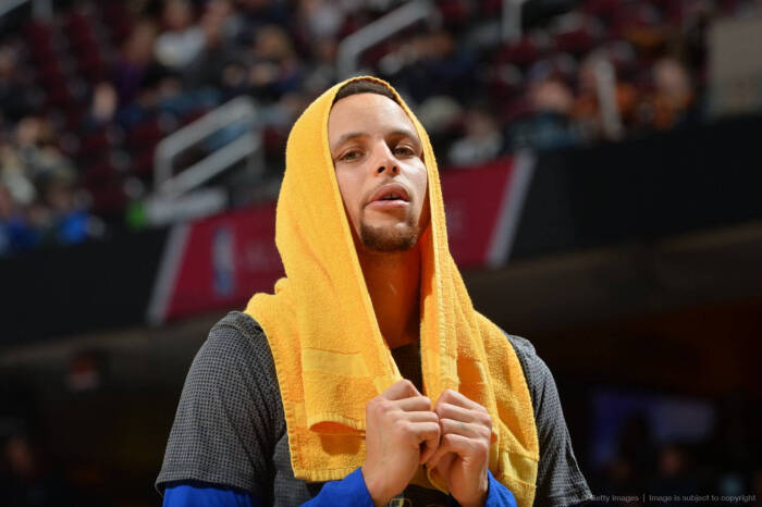 披着毛巾的库里 stephen curry 帅帅哒沙漠王子