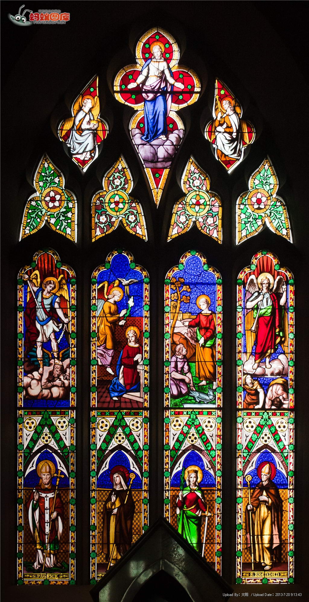 【教堂玻璃彩色花窗】起源于欧洲12,13世纪(中世纪)的哥特式教堂.