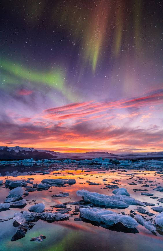 天文酷图# 极光在冰河湖,冰岛.