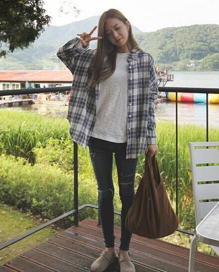 格子外套衬衫内搭纯白体恤衫,黑色小脚裤