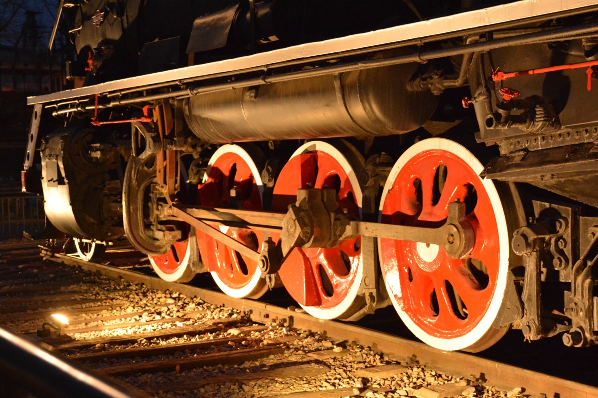 红色的火车轮和铁轨 仿佛听到了火车从远处驶来的声音 轰隆轰隆