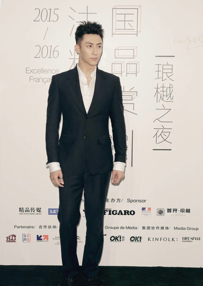 黄景瑜正装照