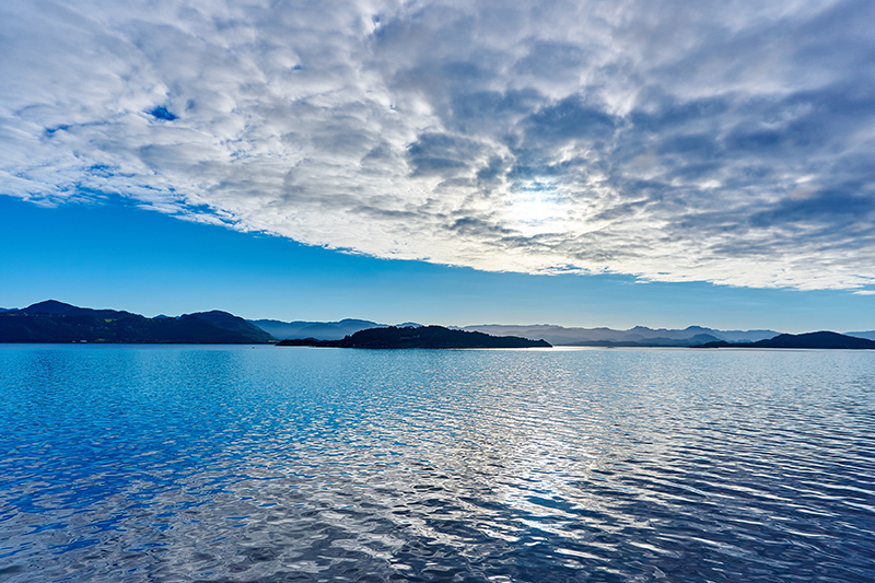 山水风景 蓝天白云 凌云层 波光粼粼的湖面