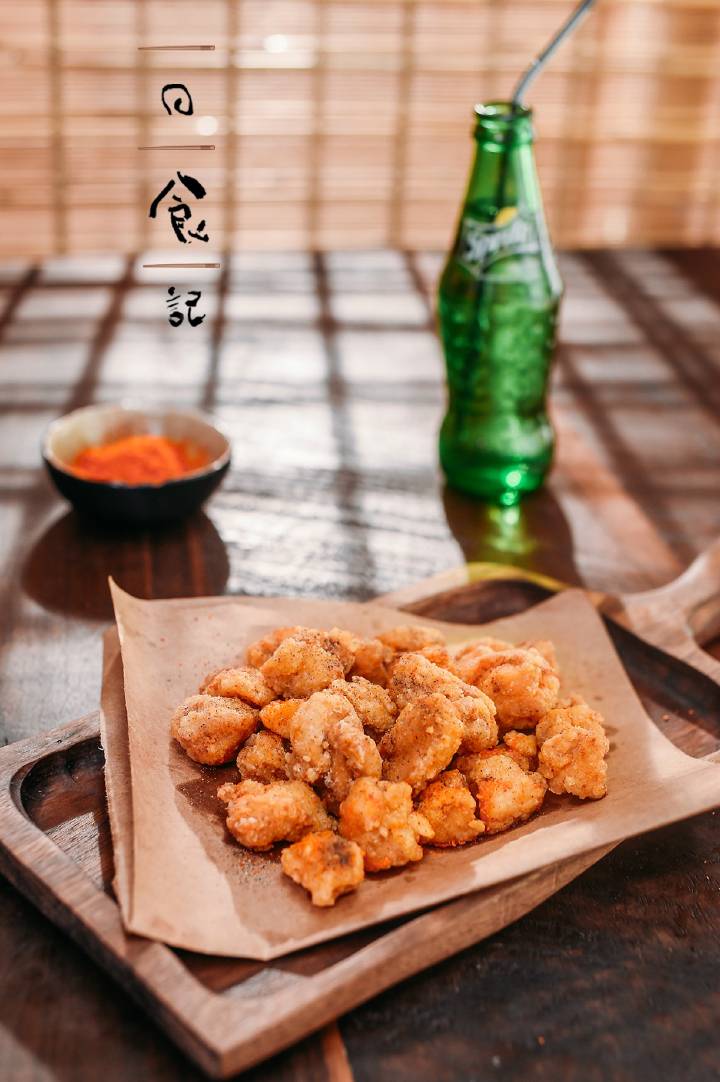 「盐酥鸡肉块」材料:鸡腿肉,生抽,米酒,红薯粉,五香粉,葱,姜,蒜,辣椒