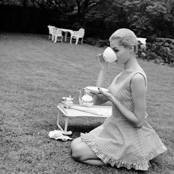 Vikki Dougan photographed by Nina Leen, …-堆