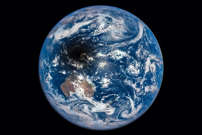 每日一天文图,月影凌地球,3月9日由深空气候观测台(dscovr)拍摄.