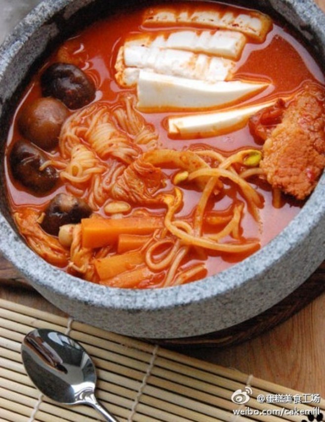 【韩国泡菜锅】1、猪肉切片、洋葱切丝、豆…