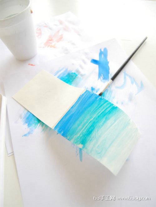 上作画了,在画的过程之中混合一些水,这样颜料会比较好的黏贴在纸上