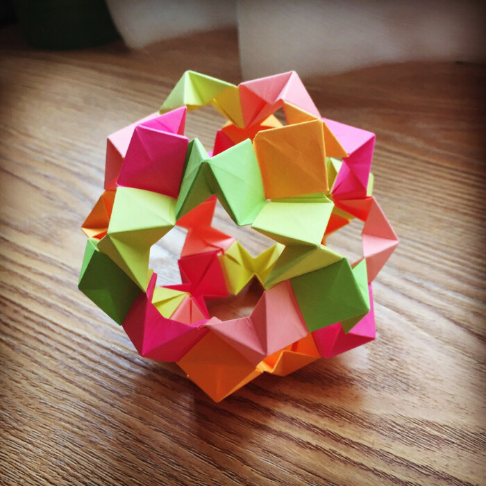 做好了,这是一位日本折纸大师的组合折纸设计