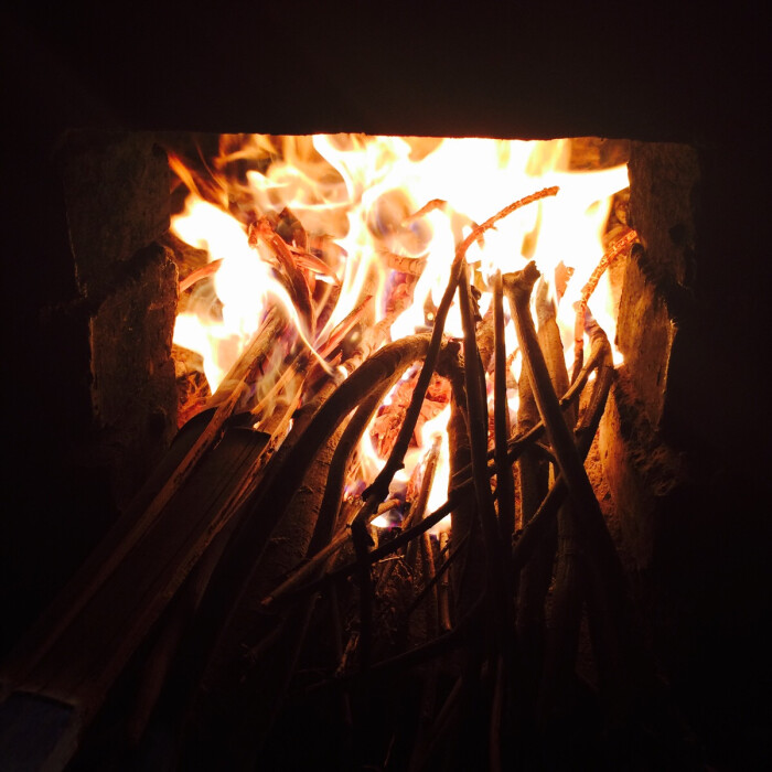 冬日的温暖 春节回老家用了最古老的方法烧火煮饭 摄于5s