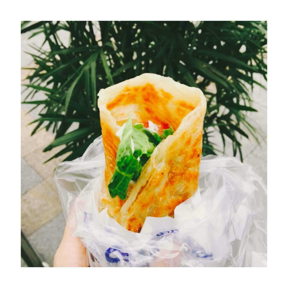 手抓饼 "老板,来个手抓饼,培根加鸡蛋,沙拉酱,菜要烫熟切小,谢谢!