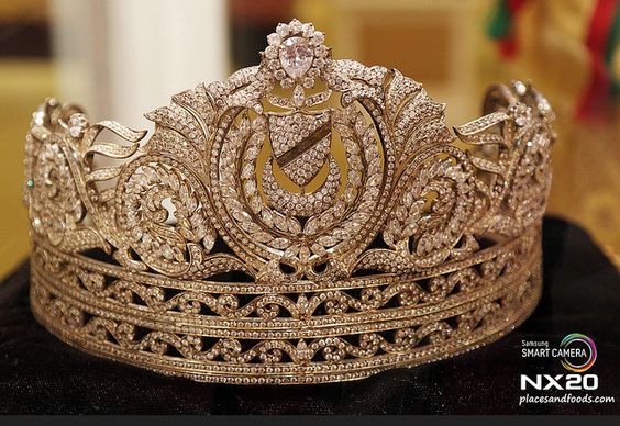 马来西亚王后的皇冠在国家皇宫的博物馆内展…